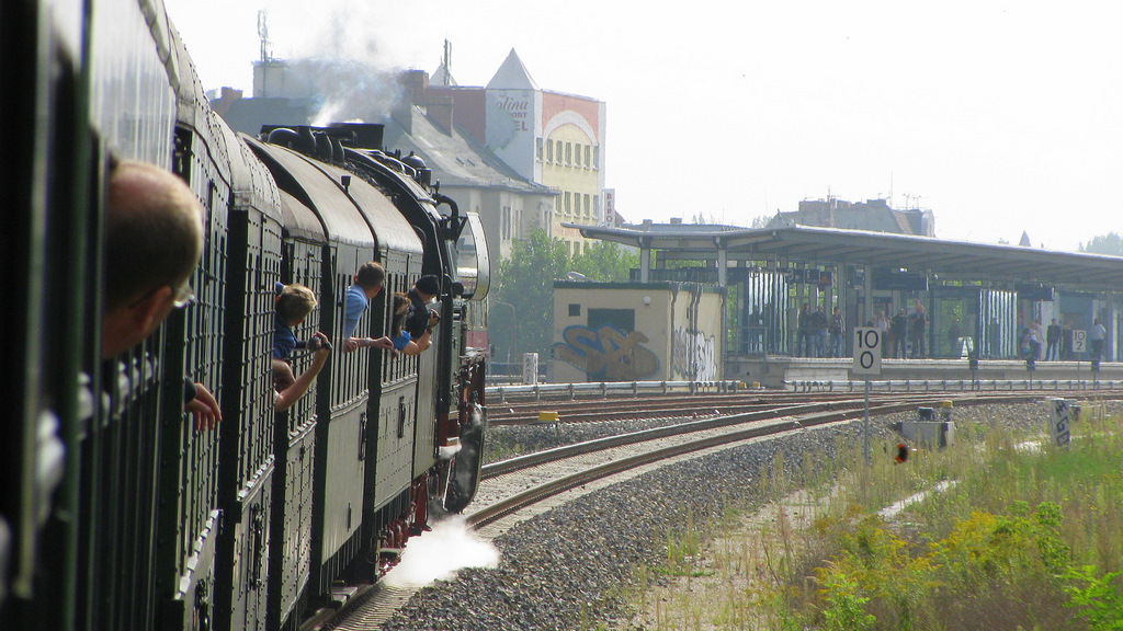 Und schon rollt der Zug. Hier befindet sich die 50er gerade in vollem Tempo kurz vor dem Bahnhof Adlershof, wo bereits die Fuzzys warten. Aber auch andere lassen sich den Fahrtwind um die Nase wirbeln. Die �berbelichtung ist hier als Stilmittel gew�hlt.