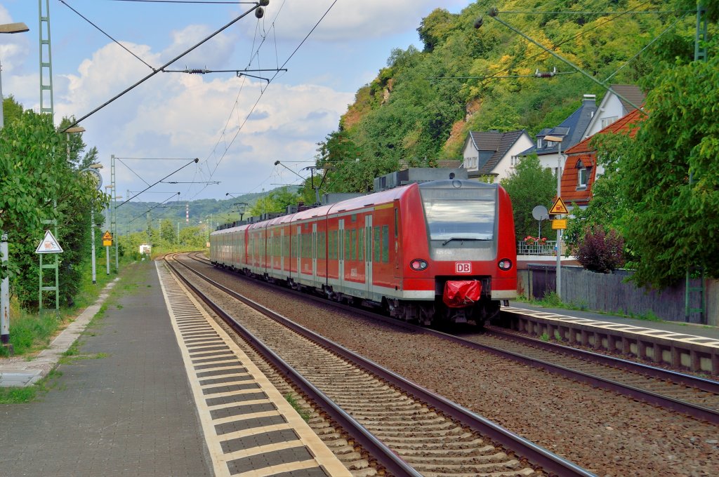 Und Sekunden spter ist die RE8 als Nachschu zu sehen.....das Ende bildet der 425 540-2 auf der Fahrt nach Mnchengladbach. 10.8.2013