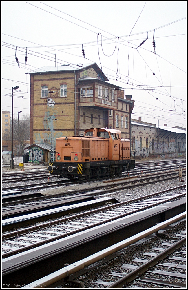 Und sie fährt doch: WFL Lok 1 am Stellwerk Berlin Greifswalder Straße unterwegs zum Tanklager (gesehen 30.01.2011, NVR-Nummer 98 80 3345 259-6 D-WFL).