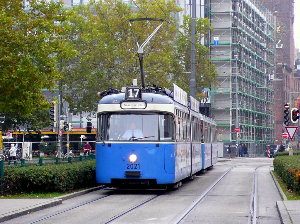 Und sie fahren immer noch! P/p-Wagen Garnitur 2021/3004 auf der Linie 17 in der Arnulfstrasse. 23.10.2012.