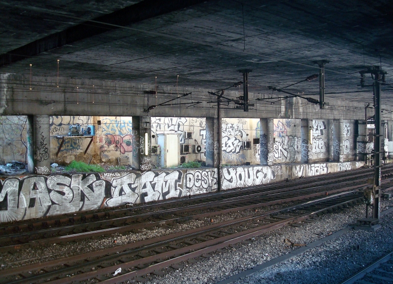 Und so  einladend  sieht der Tunnel kurz vor dem Bahnhof von Cannes aus...
2.4.2011