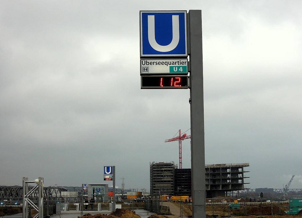 Und so sieht es oberhalb der Station  berseequartier  der neuen Hamburger U-Bahnlinie U4 aus: wo eigentlich lngst ein gigantisches Einkaufszentrum stehen sollte, prgen Sandberge und Absperrungen das Bild. Auch die Hafencity Universitt im Hintergrund sollte eigentlich schon fertig sein. 1.12.2012
