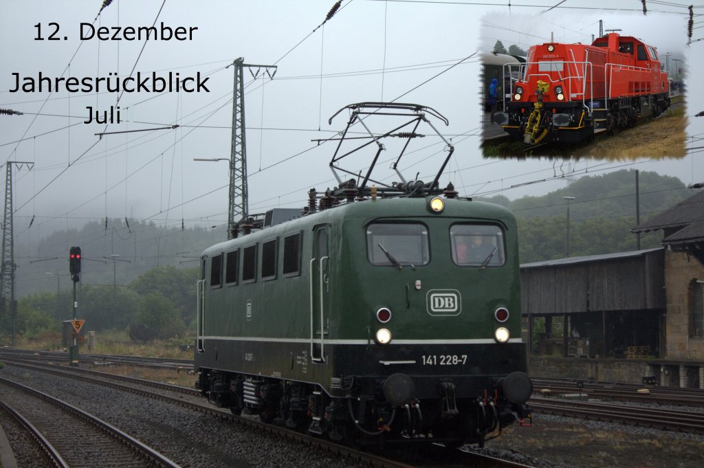 Und Trchen 12. ffnet sich. Zu sehen sind 141 228-7 und 261 033.