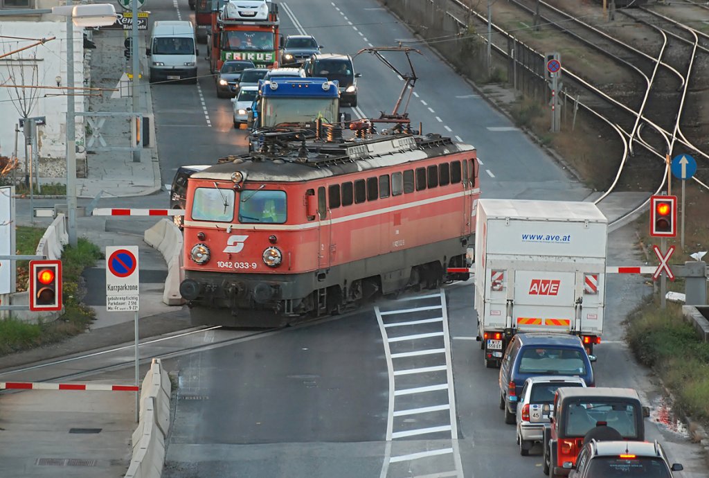 Und um 16:00 berquerte die 1042 033 den Wiener Handelskai. Die Aufnahme entstand ebenfalls am 12.11.2009.