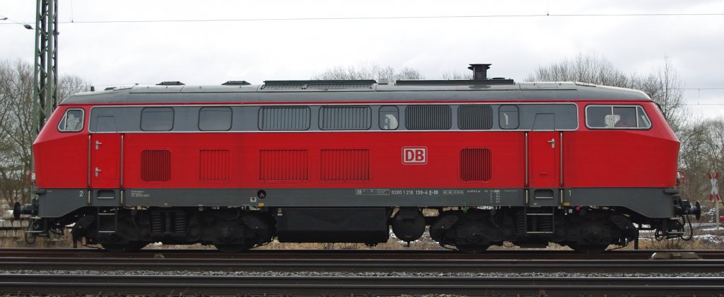 Und weil es so seltener Besuch hier ist, 218 139-4 nochmal im Seitenprofil. Aufgenommen am 15.03.2010 in Eschwege West.