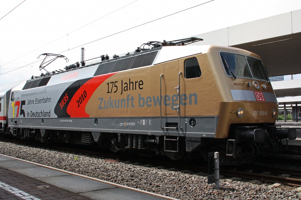 Und weil sie so schn ist nocheinmal von der Seite.
120 159  175 Jahre Deutsche Eisenbahn am 30.5.10 mit IC 1924 in Duisburg Hbf