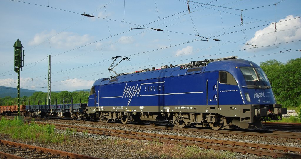 Und weil sie so schn ist, und sie in der Woche tglich verkehrte, nochmal 183 500-8 mit Flachwagenzug in Richtung Sden durch Eschwege West. Aufgenommen am 14.06.2010.