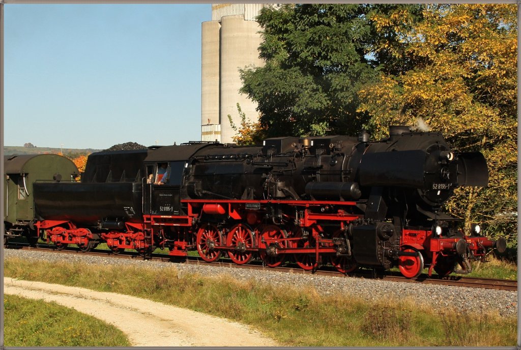 Und weil sie so schn ist hier ein Lokportrait der 52 8195 der FME. Dies war ihre dritte und letzte Pendelfahrt am 10.10.10 Neumarkt - Sengethal.