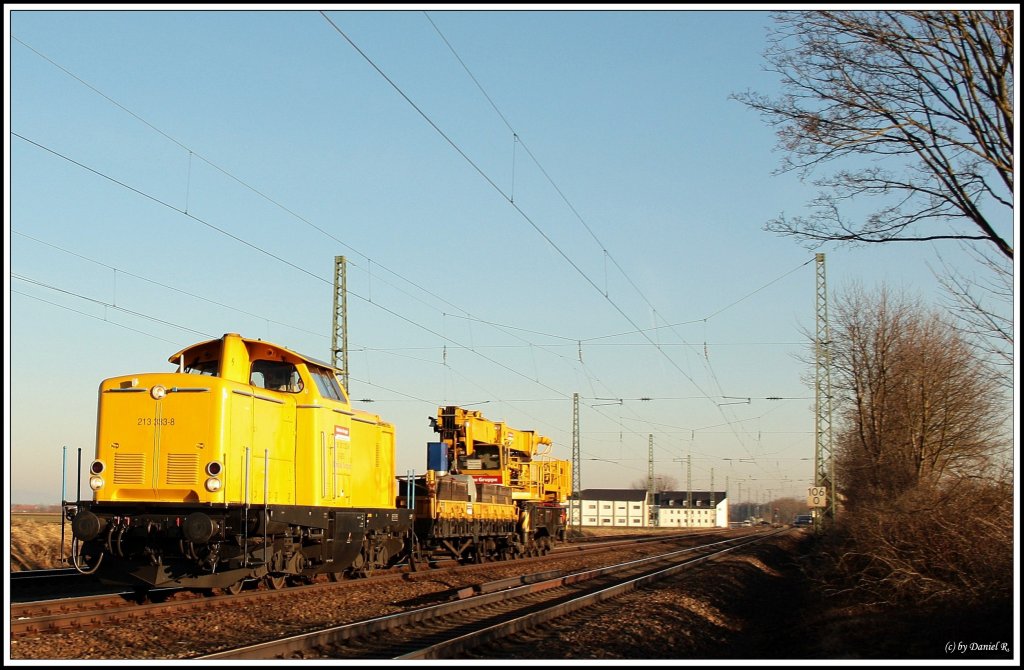 Und weil sie so schn gelb ist nochmal von nah. 213 333 von der Bahnbaugruppe DBG (DeutscheBahn Gleisba) befrderte Baugermpel und einen Baukran (beides DBG) von Passau gen Regensburg. (07.02.2011, Mangolding)