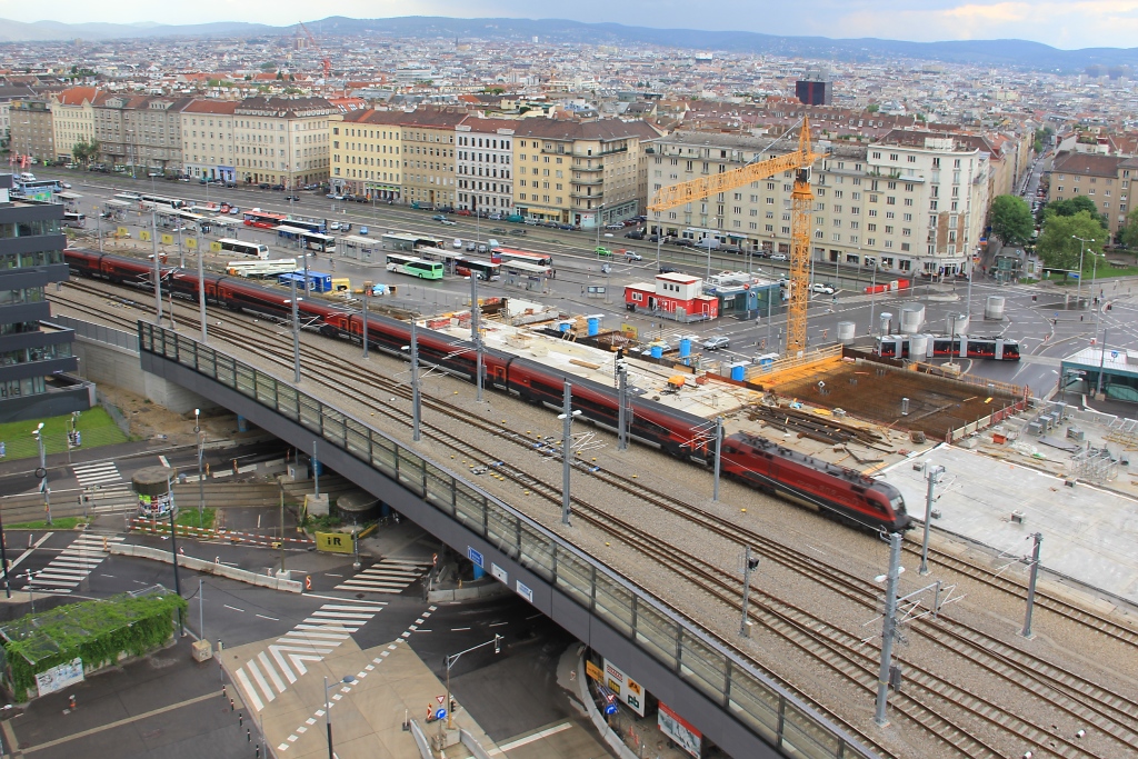 Und wenn man schon mal da ist, lohnt sich auch ein Blick vom  bahnorama . Hier passierte gerade ein Railjet den Hauptbahnhof in Richtung Meidling. Aufgenommen am 12.05.2013.