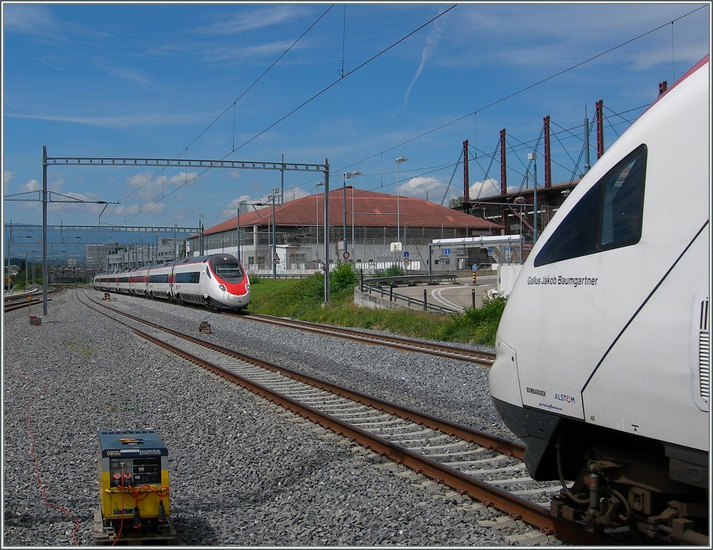 Und wie Simon richtig vermutet hatte, ist Prilly Malley eine gute Fotostelle, wobei auch der Fernverkehr ein gutes Bild macht: 
Während der ICN bald sein Ziel Lausanne erreicht, hat der SBB ETR auf dem Weg nach Milano noch ein gutes Stück Weg vor sich.
30. Juli 2012