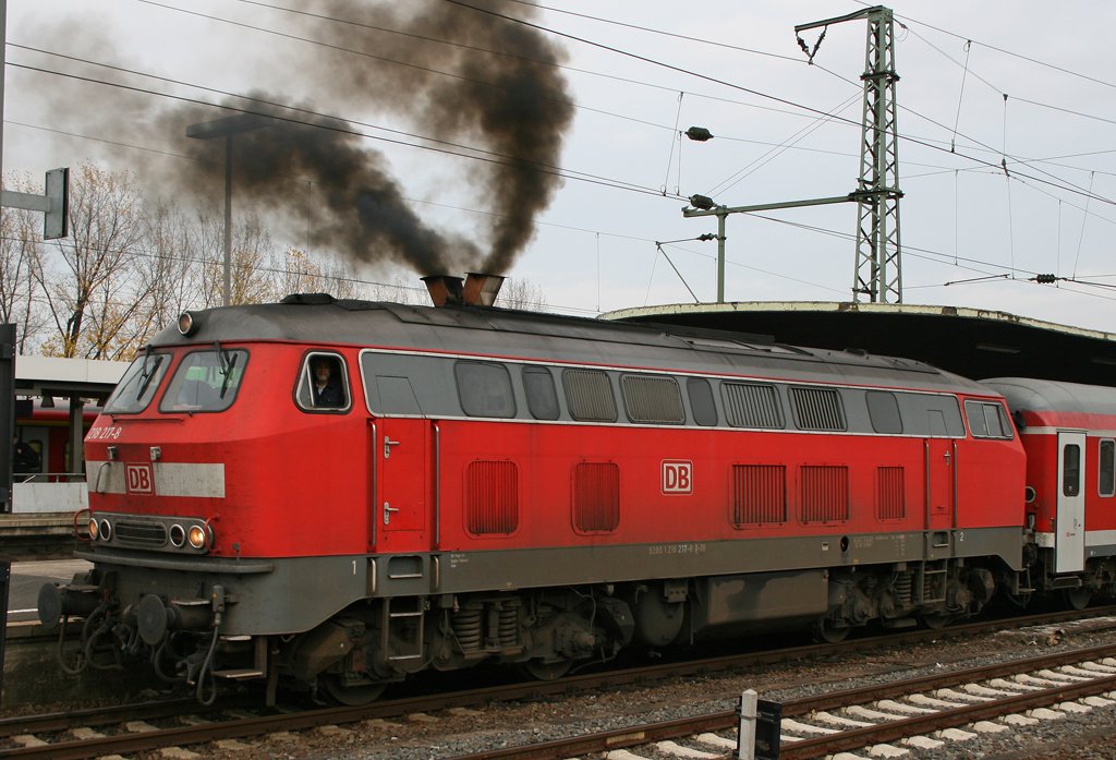 Und wieder 218 217-8 auf dem RE12 bei der R�ckfahrt nach Trier bei der Abfahrt in K�ln Messe/Deutz am 01.11.2009