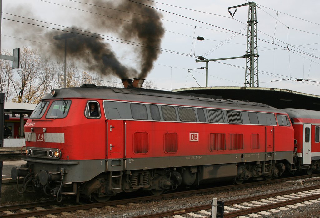 Und wieder 218 217-8 auf dem RE12 bei der Rckfahrt nach Trier bei der Abfahrt in Kln Messe/Deutz am 01.11.2009