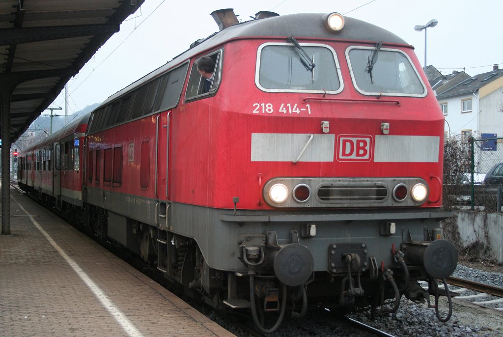 Und wieder angekommen in Boppard steht die 218 414-1 abfahrbereit mit ihrer RB  Hunsrckbahn  Richtung Emmelshausen, aufgenommen am 23.01.2010