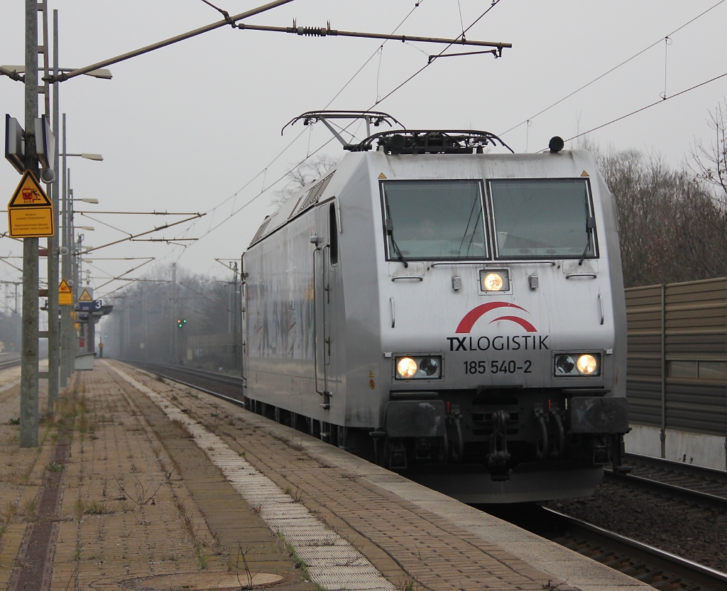 Und wieder eine Begegnung mit 185 540-2. Diesmal als Tfzf nach Bremerhaven am 17.03.2012 in Dedensen-Gmmer.