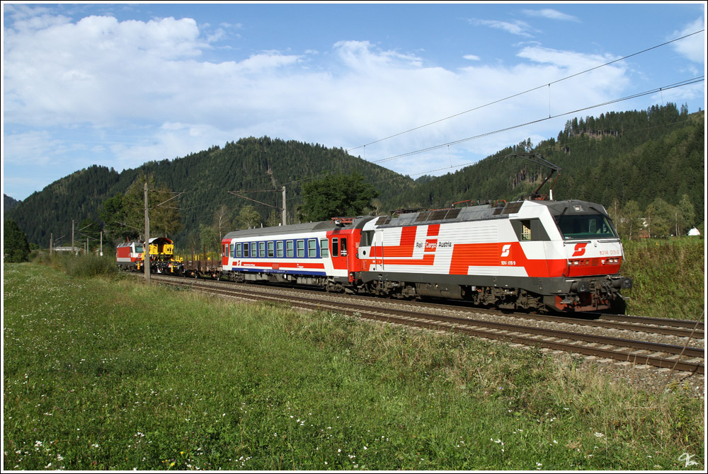 Und wieder einmal gab es Messfahrten mit der BR 1014 in der Steiermark.Am zweiten Messtag wurde unter anderem im Palten-Liesingtal und im Murtal gefahren.Hier fahren die beiden E-Loks 1014 011  Rail Cargo  und 1014 014 von Wald am Schoberpass nach Knittelfeld. 
22.9.2011

