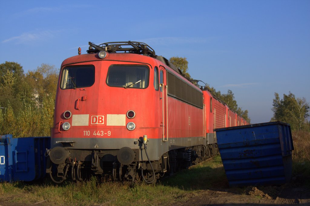 Und wieder gibt es neue Loks beim Verschrotter Bender in Opladen. Hier die 110 443-9 am 23.10.2011.