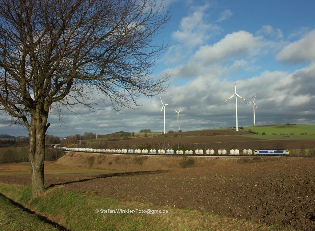 Und wieder mal wird von der MEG Zement nach Regensburg gefahren:

Maxima 264008 am 26.11.2009 hinter Fattigau mit sehenswerter Wolkenbildung und langer Leine bei anstrengender Bergfahrt...