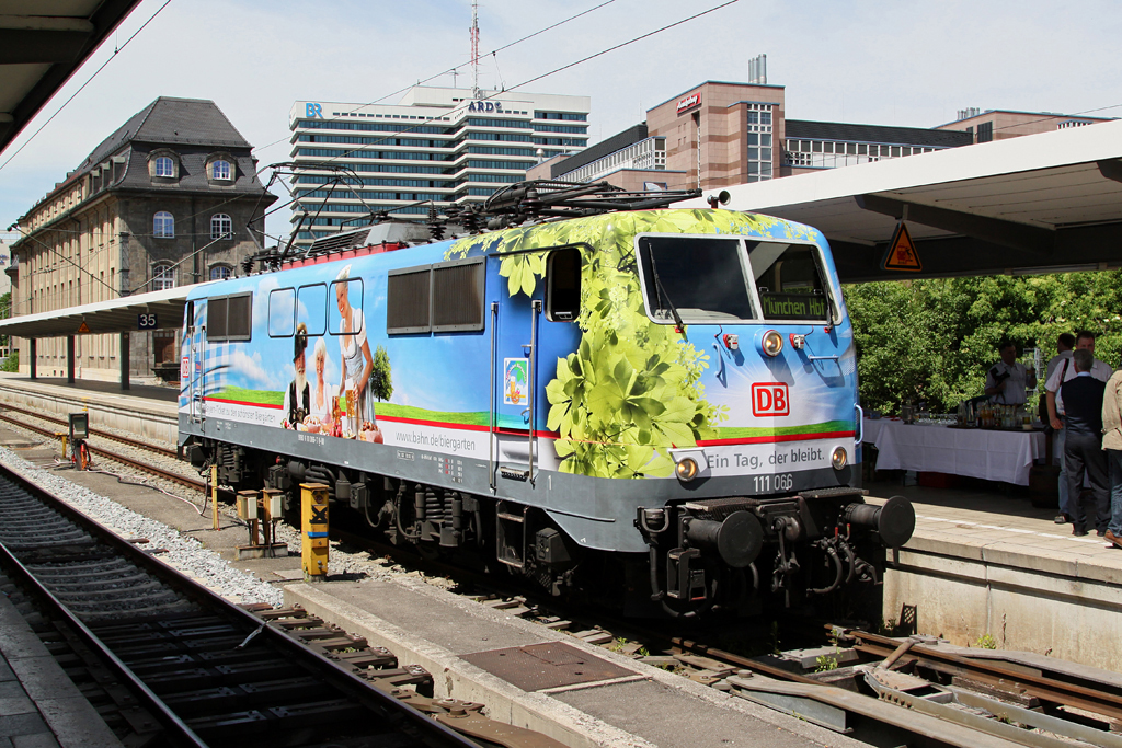 Und wieder eine neue Werbelok: 111 066 bei der Pr�sentation am 11.05.2012 in M�nchen Hbf.