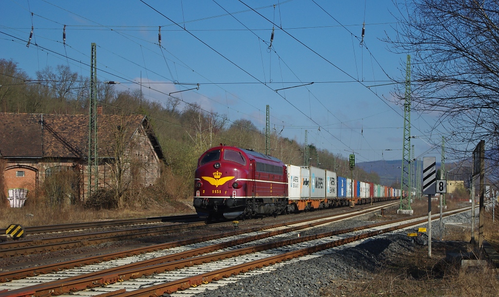 Und wieder die NOHAB MY1151 im Hilfs-Schub-Einsatz am Ende eines Containerzuges in Fahrtrichtung Norden. Aufgenommen am 19.03.2011 am B Eltmannshausen/Oberhone.
