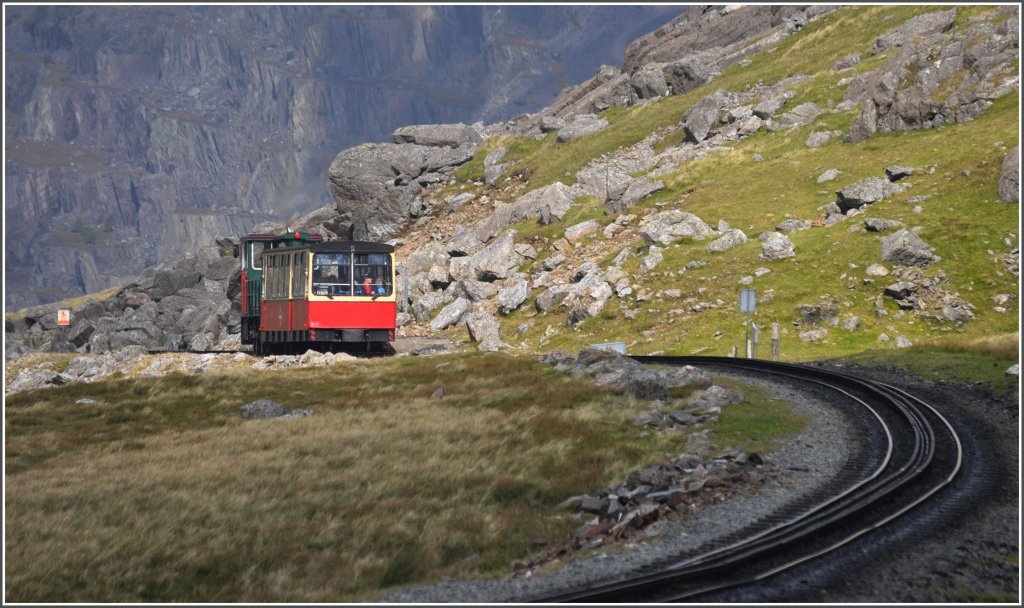 Und wieder schiebt eine Hunslet Diesellok einen Wagen den Berg hoch. Und die Sonne ist in der Zwischenzeit auch wieder zurckgekehrt. (06.09.2012)