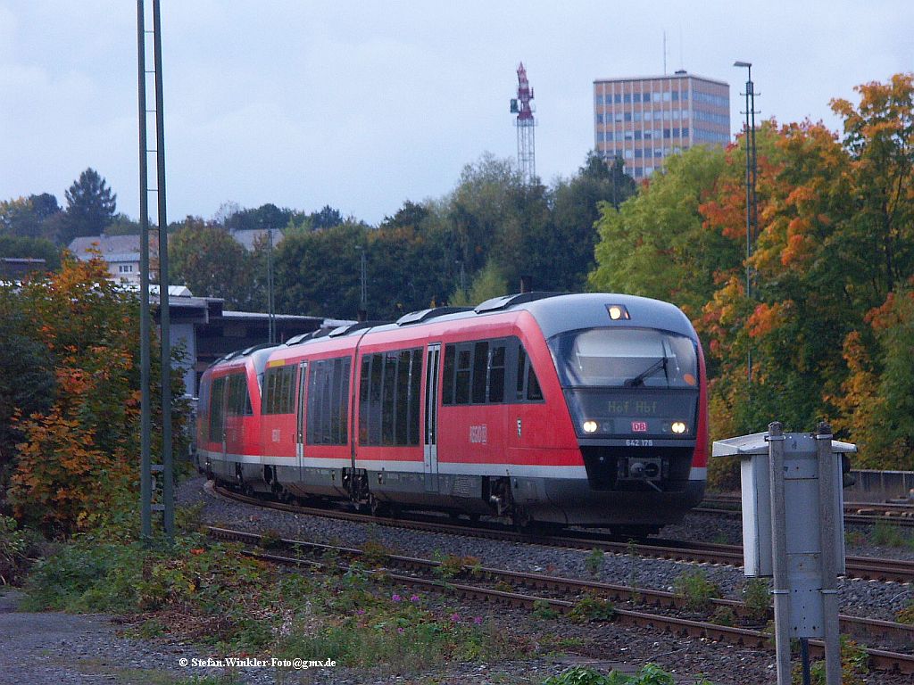 Und wieder wurde am Mittwoch, 29.09.2010 der normale RE mit 218 als Doppeleinheit  642 als Ersatz gefahren. Hier mit den ersten bunten Bumen in der Einfahrt Hof Hbf.