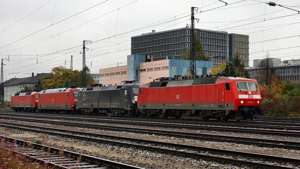 Und zuletzt erwischte ich in Mnchen - Laim Rbf noch diesen schnen Lokzug bestehend aus einer 120er an der Spitze, einer 182er, 101er und als schluss nochmals eine 120er. 