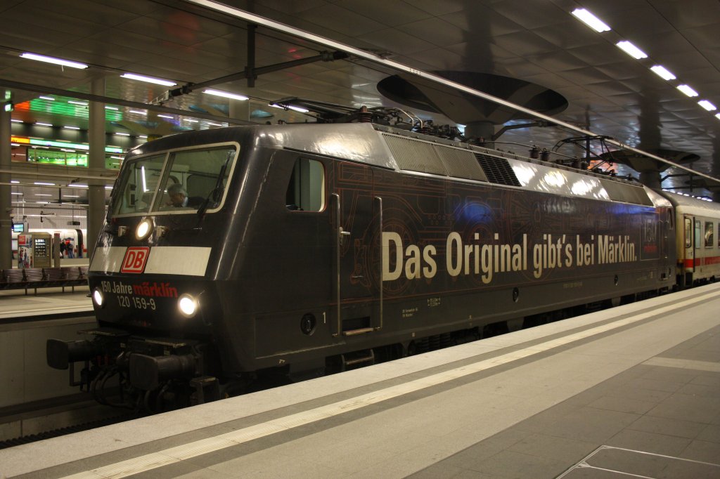 Und die zweite folgte sogleich: 120 159-9  Mrklin  hing am gleichen Zug. Berlin Hbf (tief) am 31.03.10