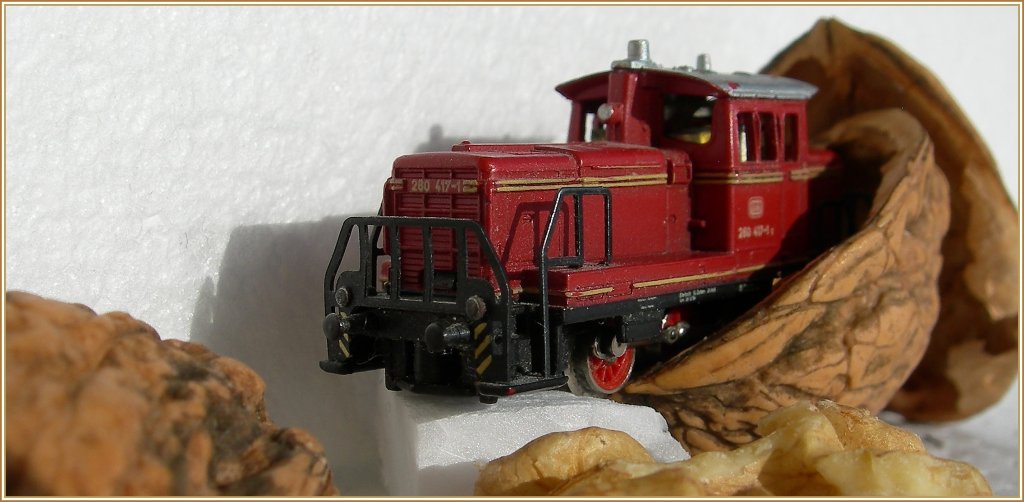 Unendlich klein und unendlich faszinierend: Die Bahn im Maasstab 1:220 - oder:  Eine Bildinterpretation der Mrklin  Nussschalen 89 . 
02.12.2010