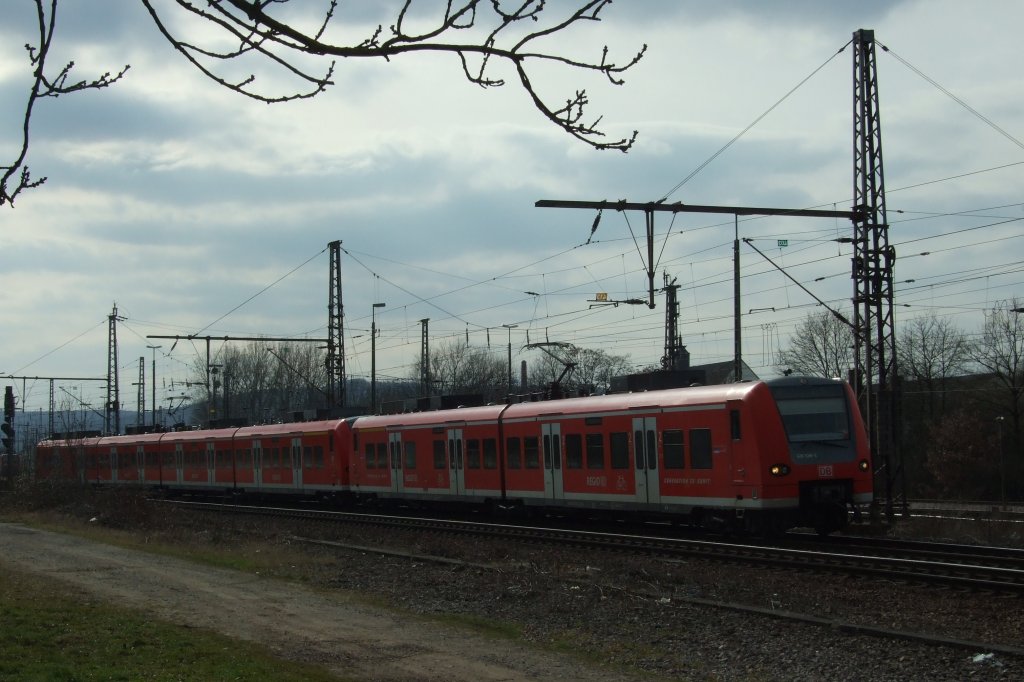 Unerkannte Traktion aus 426 und 425 als RB 12295 nach Koblenz Hbf verl�sst Trier. N�chster Halt ist Pfalzel.
Trier, der 18.3.2010