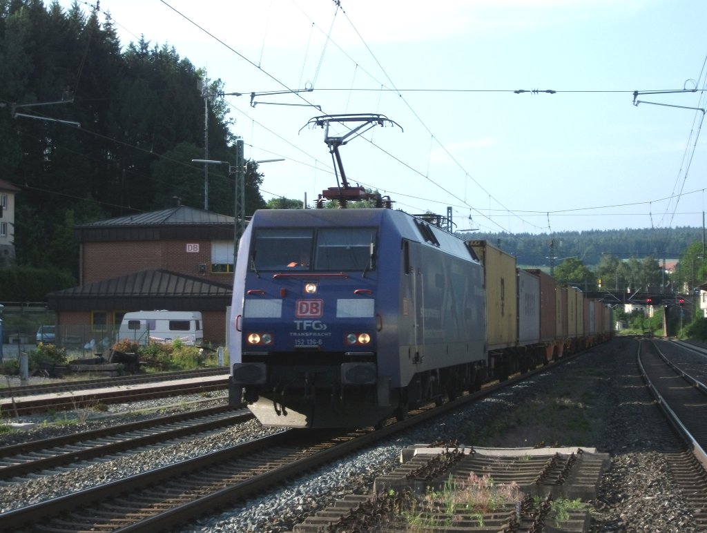 Unerwartet durchfhrt 152 136  Albatros-Express  mit einem Containerzug am 3.Jni 2011 den Bahnhof Kronach.