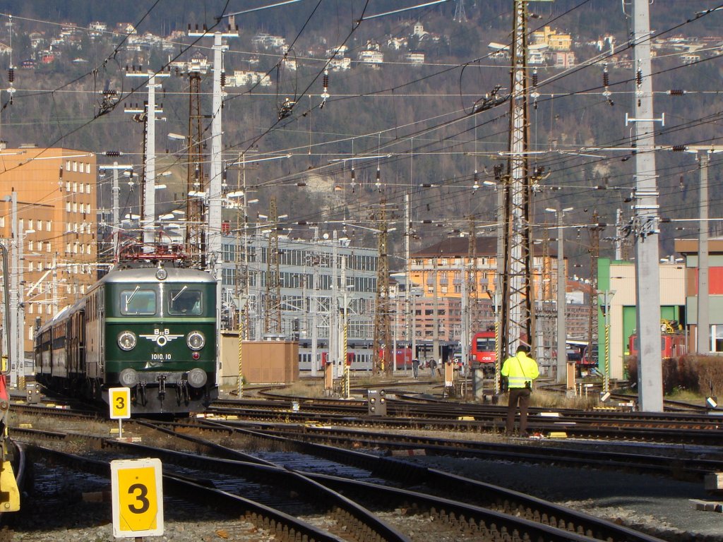 Unerwartet hat aufgetaucht die 1010.10 mit Majestic Imperator in Hauptbahnhof Innsbruck.03.12.2009