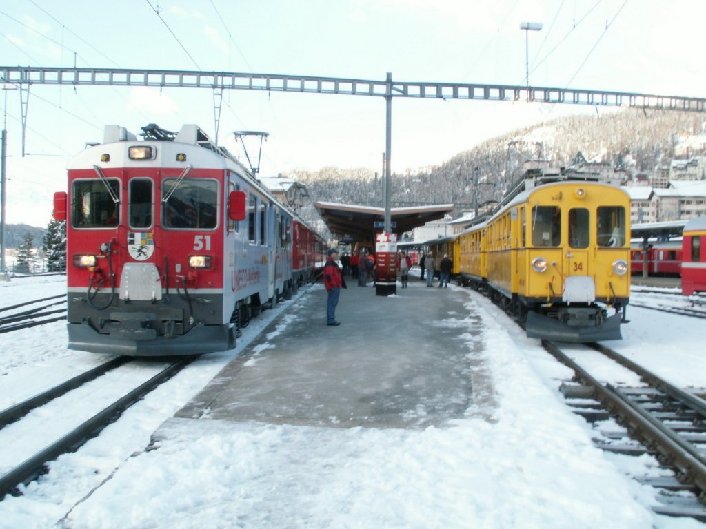  Unesco Lok  ABe 4/4 III Nr.51 mit einem Zug nach Tirano.Rechts der histor.Zug der Berninabahn (1909/1911)am 28.03.10 in St.Moritz.