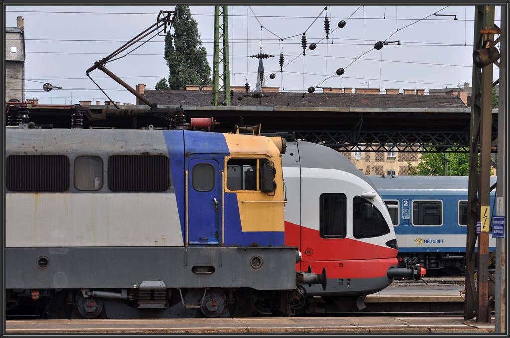 Ungarische Vielfalt in Budapest Keleti Plyaudvar. 432 243, ein Stadler Flirt 5341 078-7 und ein ungarischer Reisezugwagen in der blichen Farbgebung. (11.05.2013)