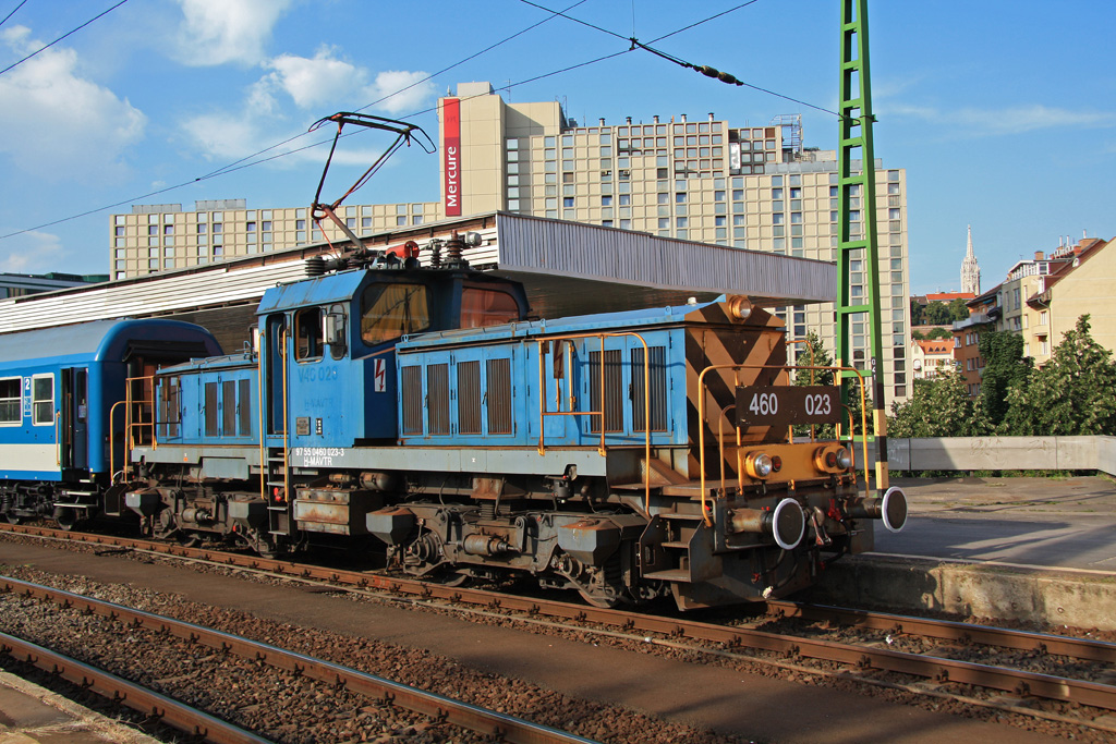 Ungarisches Krokodil? Eine gewisse hnlichkeit ist zumindest vorhanden. 460 023 (V46 023) bei Rangierarbeiten im Bahnhof Budapest-Dli, 03.08.2012.