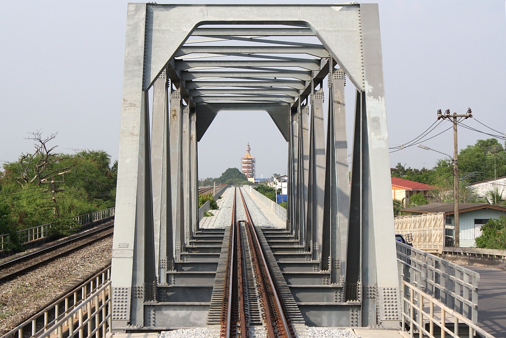 Ungefhr beim Strecken-Km 64,5 liegt diese Brcke des durch den Ausbau neu errichtetem zweitem Gleis. Dabei handelt es sich um einen Teil der Brcke (mit 1743m die lngsten der SRT) ber den Bang Pakon River. Bild vom 15.Mai 2012. 

