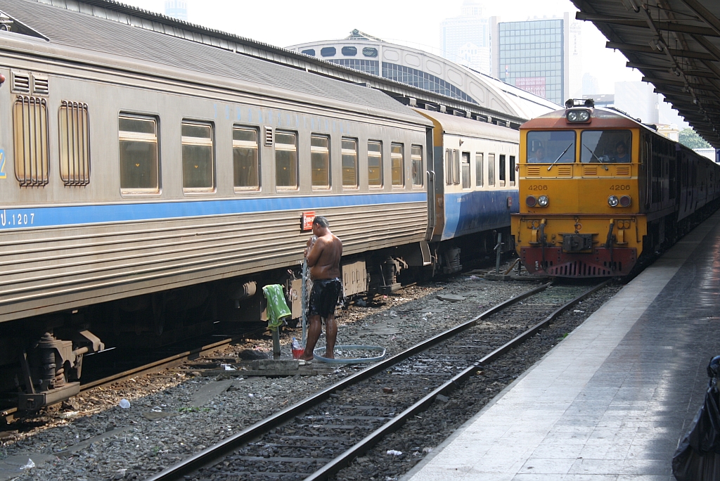 Ungeniert benutzt man die Wasseranschl��e zur Wagenbef�llung als Dusche, Bf. Hua Lamphong am 14.M�rz 2011.
