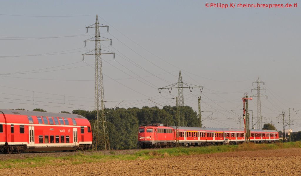 Ungewhnliche Begegnung am 22.9 am Abzweig Weienberg in Neuss.
Denn wegen Bauarbeiten wurde der RE4 ber diesen Abzweig umgeleitet.
Vorne steht der Plan RE4 mit den Doppseltckern der vor dem Formsignal darauf wartetet, dass die aus Dsseldorf herannahende 110 494 den eingleisiegn Abschnitt freigibt.
Mehr auergewhnliche Begegegnungen auf: www.rheinruhrepress.de.tl