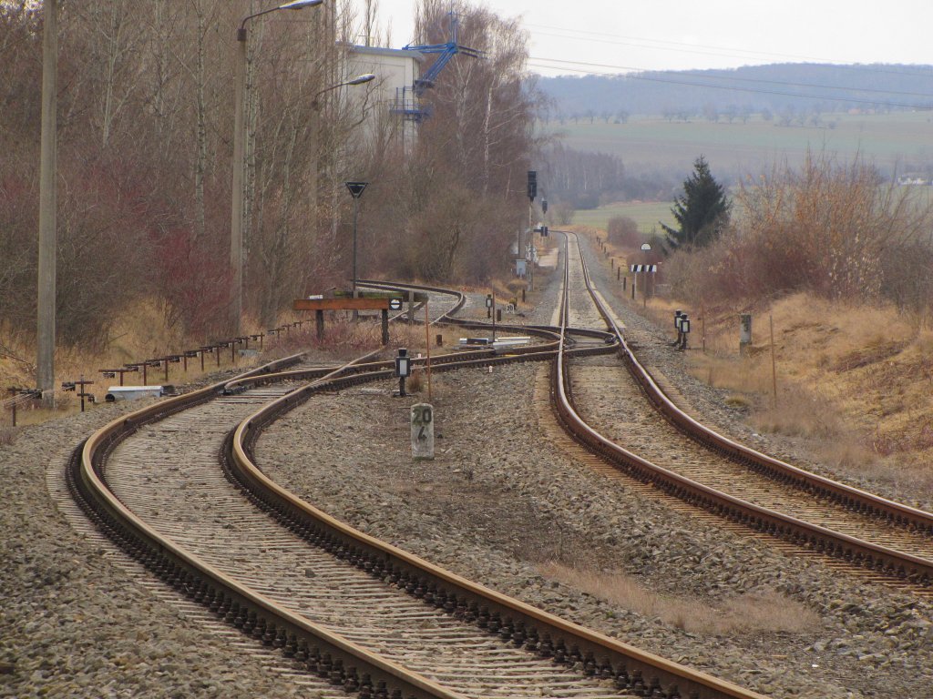 Ungewhnliche Gleisfhrung zur Anschlussbahn ins Zementwerk Karsdorf. Das rechte Gleis ist das Streckengleis der Unstrutbahn; 19.02.2012