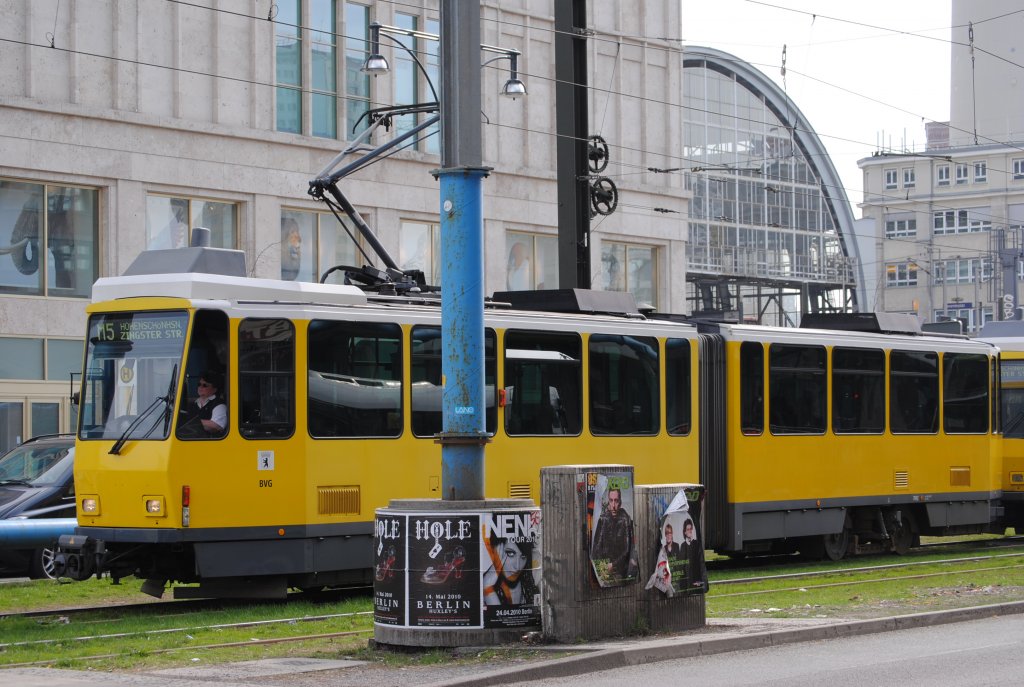 Ungewhnliche Streckenfhrung: M5 (bedingt durch Umleitung) auf der Karl-Liebknecht-Str. Hhe Haltestelle Alexanderplatz/Memhardtstr. am 08.04.2010