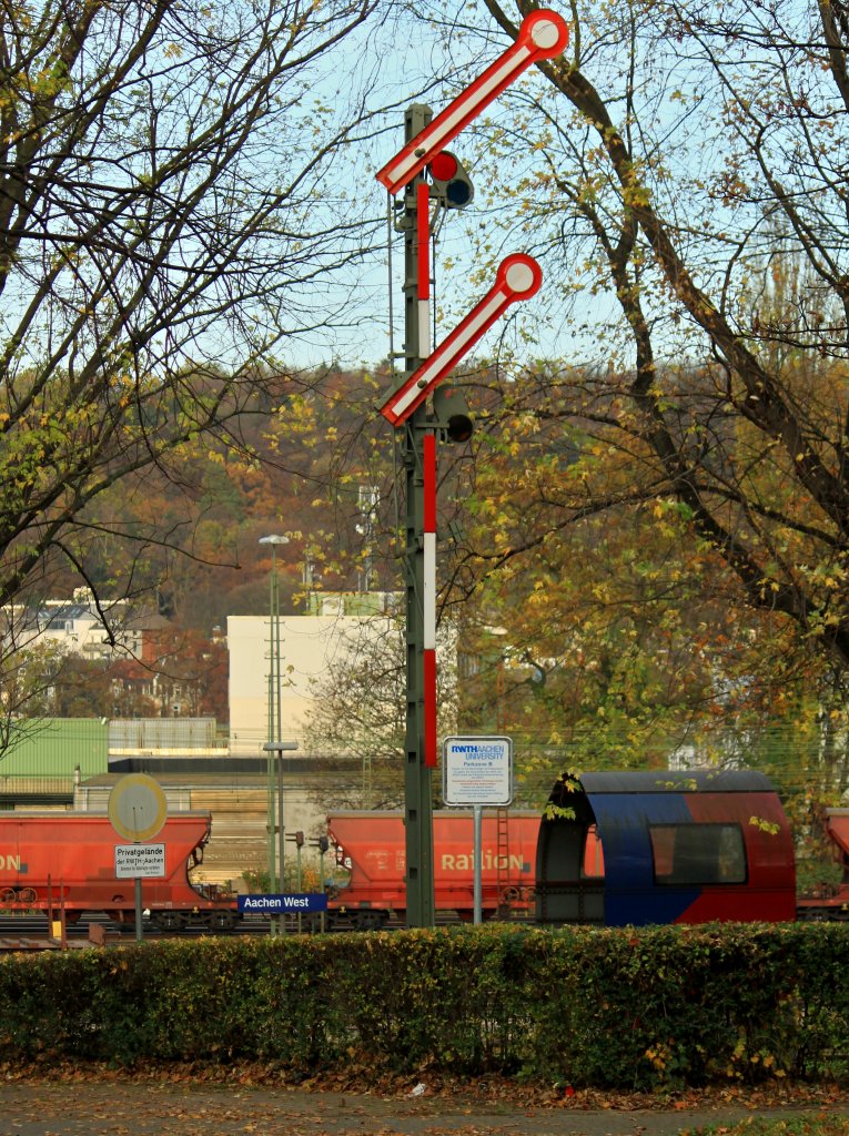 Ungew�hnlicher Standort f�r ein Fl�gelsignal. Zu sehen ist es in Aachen am Seffenter Weg, dort ist die Einfahrt zum Institut f�r Schienenfahrzeuge und F�rdertechnik der RWTH Aachen (IFS). Im Hintergrund ist der Bahnhof Aachen West zu sehen. (08.11.2011)