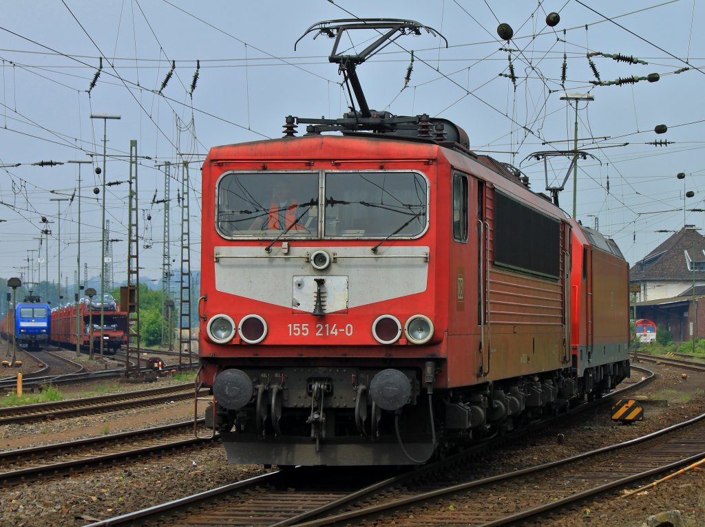 Ungewhnliches Doppel, 155 214-0 orientrot mit Ltzchen und 185 340-7 rangieren am 21.05.2012 in Aachen West um einen aus Belgien kommenden Kesselzug zu bernehmen.
