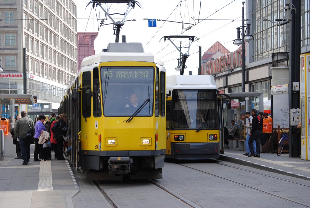 Ungewhnliches Treffen: M5 (bedingt durch Umleitung) und M2 an der Haltestelle Alexanderplatz/Dircksenstr. am 08.04.2010