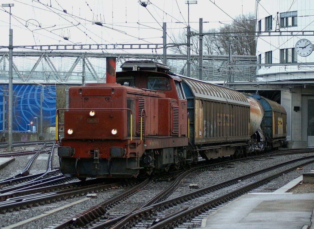 Ungewohnt, wenn eine Normalspur Lok im Schmalspurbahnhof manvriert...
Bm 4/4 18414 in Worblaufen am 26.02.2010