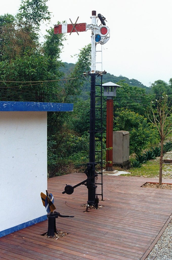 Ungültiges Formsignal in der Hexing Station am 20.Mai 2005. Einst Bahnhof, dient diese unbesetzte Haltestelle heute als kleines Freiluftmuseum.