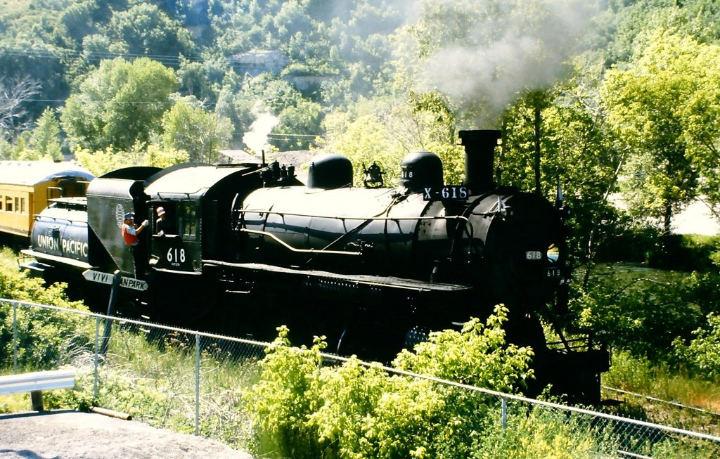 Union Pacific Nr. 618, eine C-2 (2-8-0), 1907 von Baldwin gebaut, am 16. Juni 1987 auf der Heber Creeper Scenic Railroad beim Umsetzen in Vivian Park (UT).