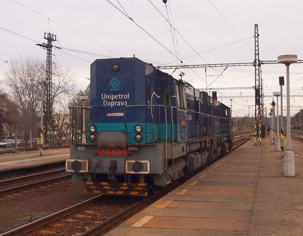 Unipetrol doprava 740 839-6 im Hbf. Kralupy nad Vltavou am 31.1. 2013.