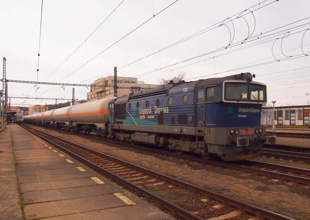 Unipetrol Doprava 753 718 durchfhrt mit Kesselzug den Bahnhof Kralupy nad Vltavou am 31. 1. 2013.