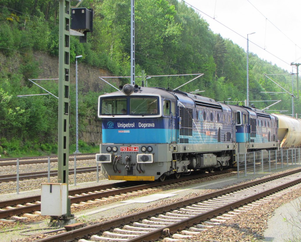 Unipetrol Doprava 753 719-4 + 753 716-0 mit einem Gterzug Richtung Tschechien, im Bf Bad Schandau; 25.05.2010