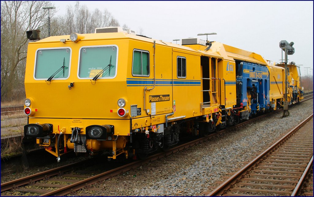 Universalstopfmaschine 09-475 Unimat 4S der Deutschen Gleisbau Union steht fr den zweigleisigen Ausbau der Strecke OL - WHV abgestellt auf Bf Sande  03/03/2012